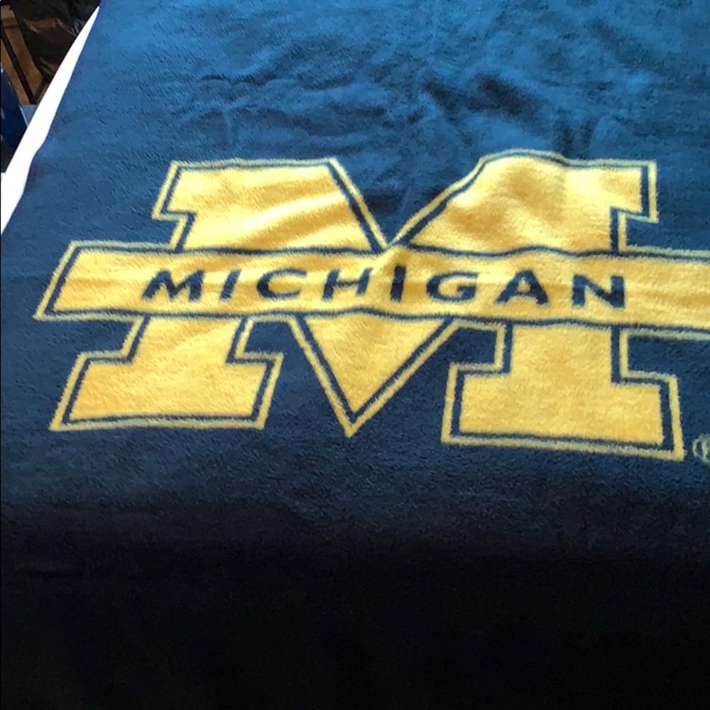 U of M throw fleece blanket